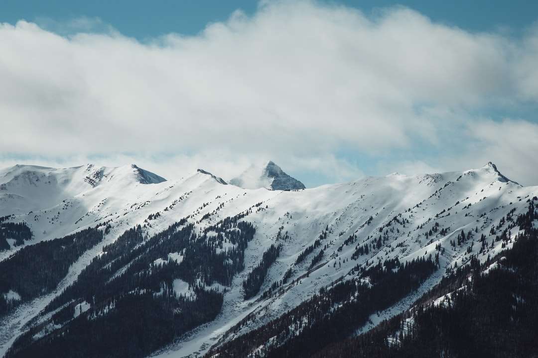 utsikt över snöiga berg Pussel online