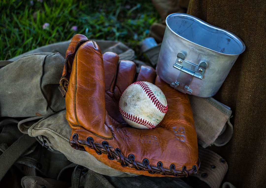 коричневая кожаная бейсбольная перчатка пазл онлайн