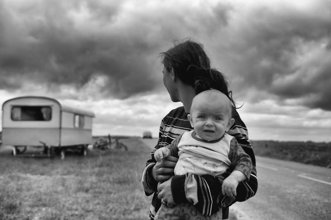 grijsschaal fotografie van vrouw met baby kijken online puzzel