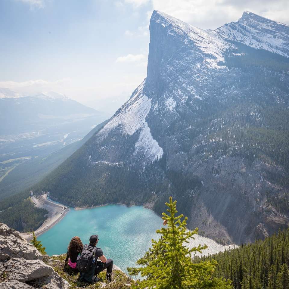 Paar auf dem Gipfel mit Blick auf Berg Puzzlespiel online