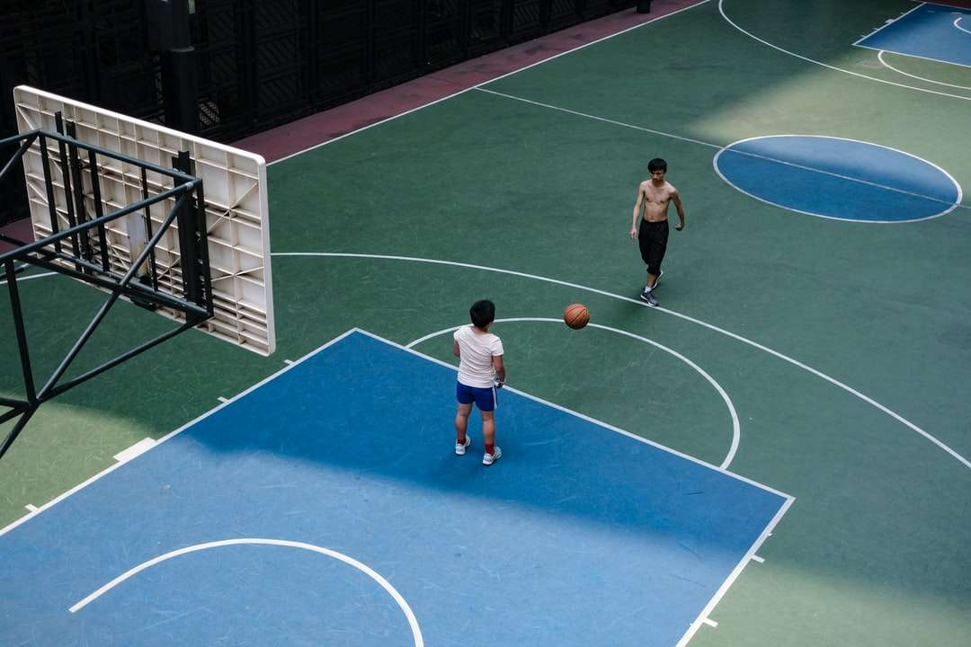Mann im blauen und weißen Trikothemd, der Basketball spielt Puzzlespiel online