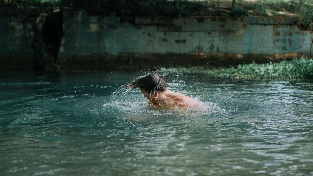 άντρας κολύμπι στο νερό κατά τη διάρκεια της ημέρας online παζλ