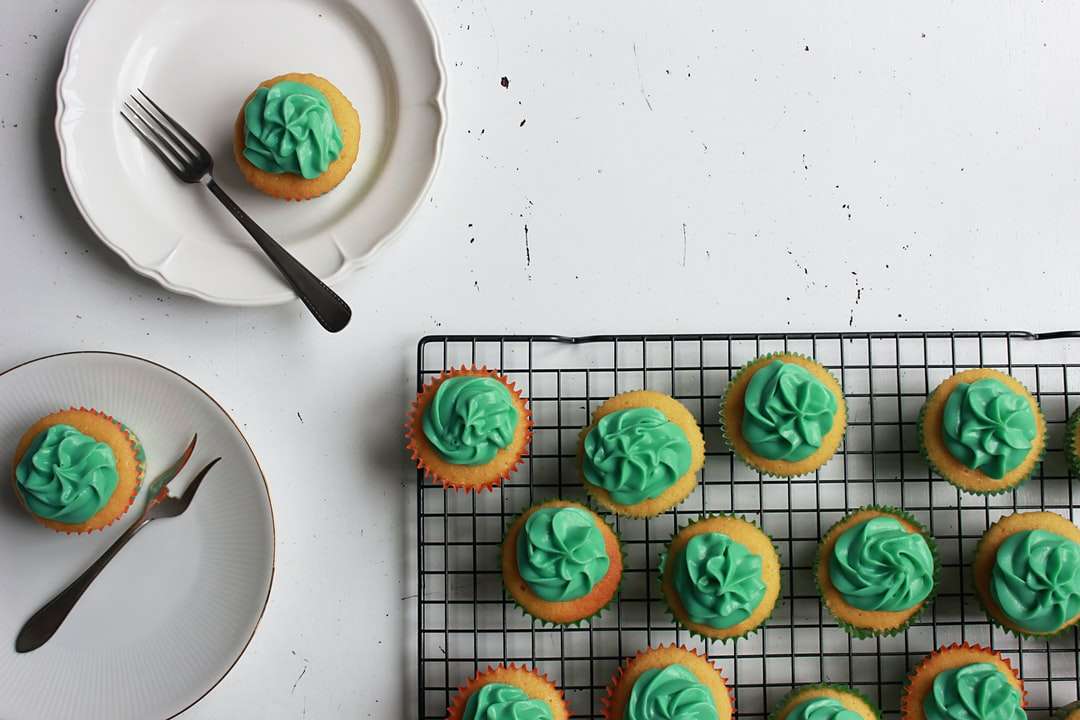 кексчета със зелени гарнитури и две чинии с един кекс онлайн пъзел