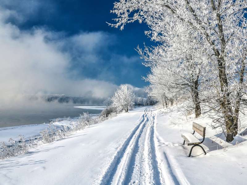 Bänk vid sjön, snö Pussel online