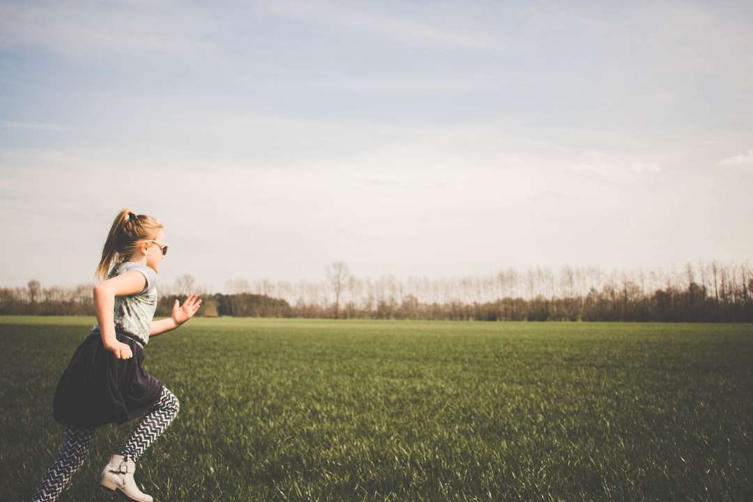 芝生の上を走っている女の子 ジグソーパズルオンライン