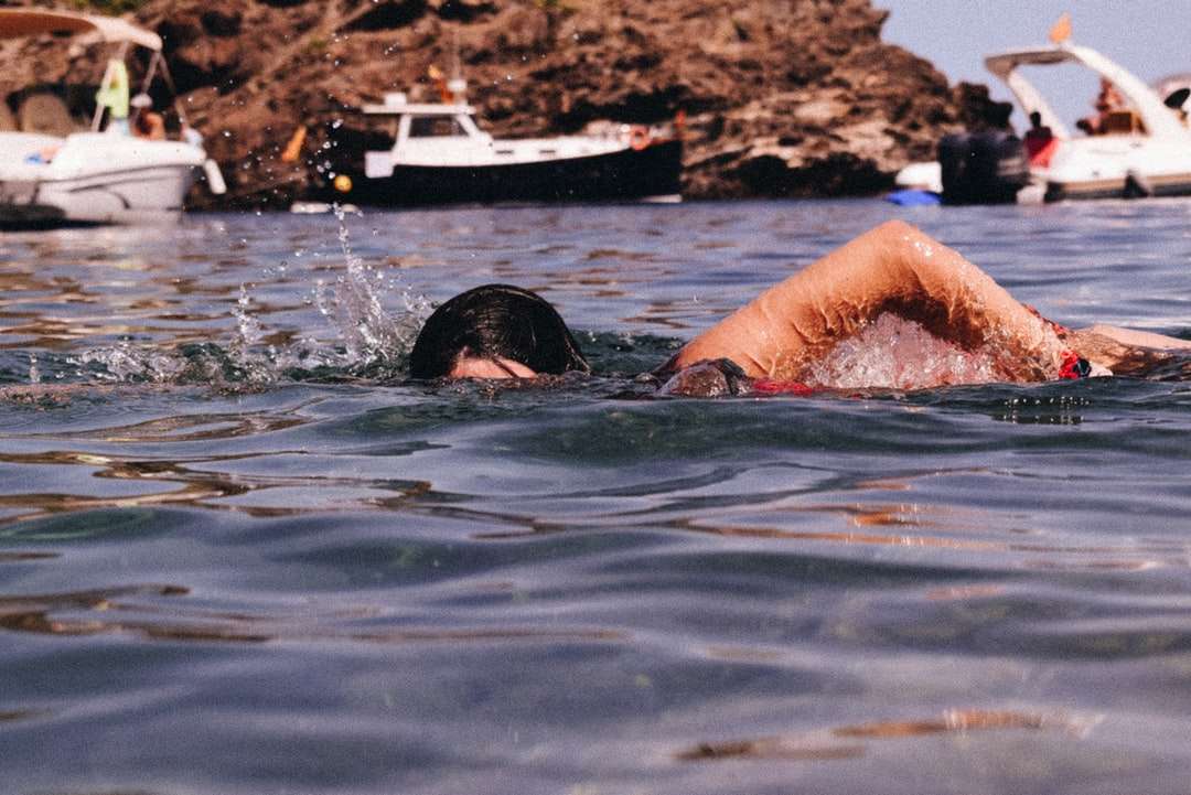 donna in occhiali da nuoto neri in acqua durante il giorno puzzle online