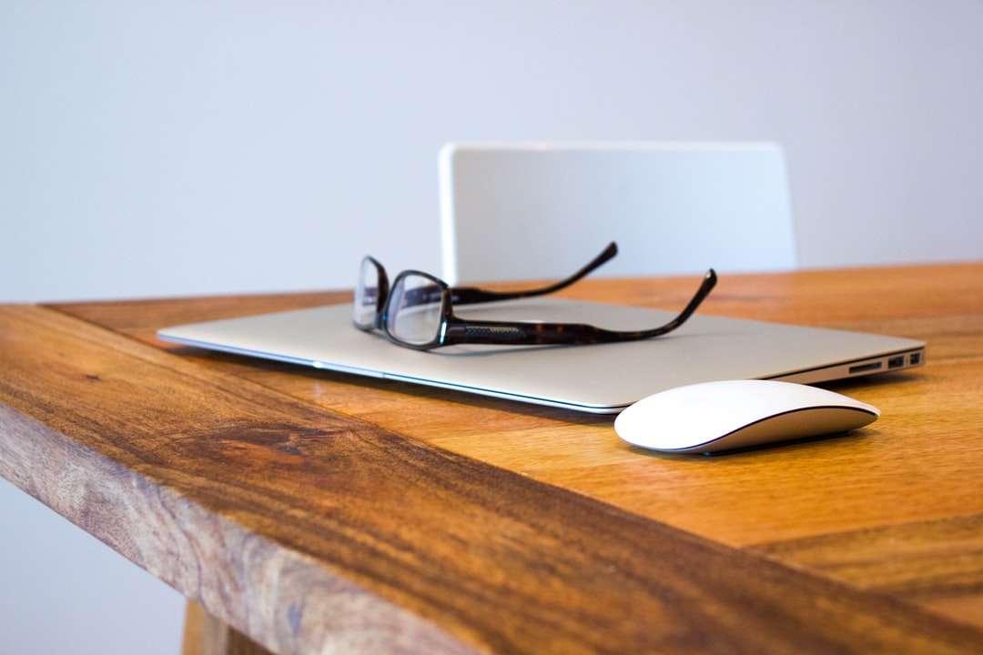 óculos com moldura preta em laptop cinza puzzle online