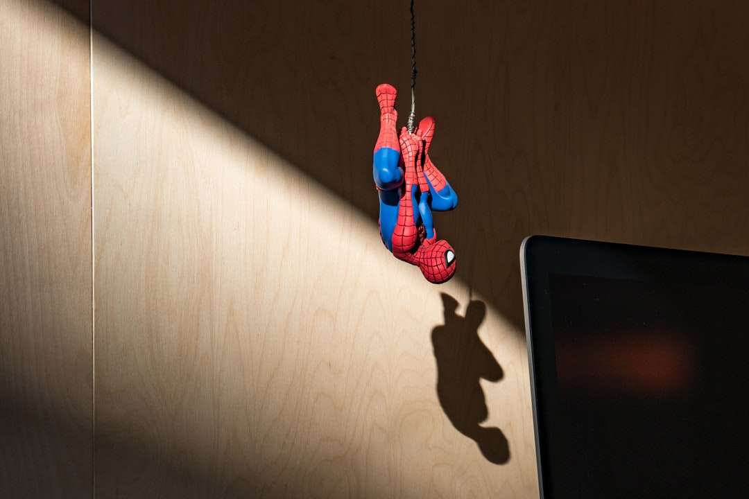 Spider-Man hängande actionfigur pussel på nätet