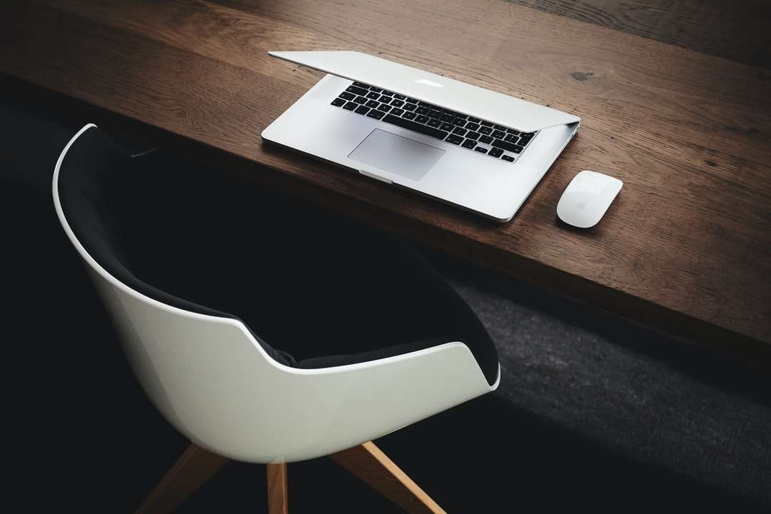Apple MacBook до компютърна мишка на масата онлайн пъзел