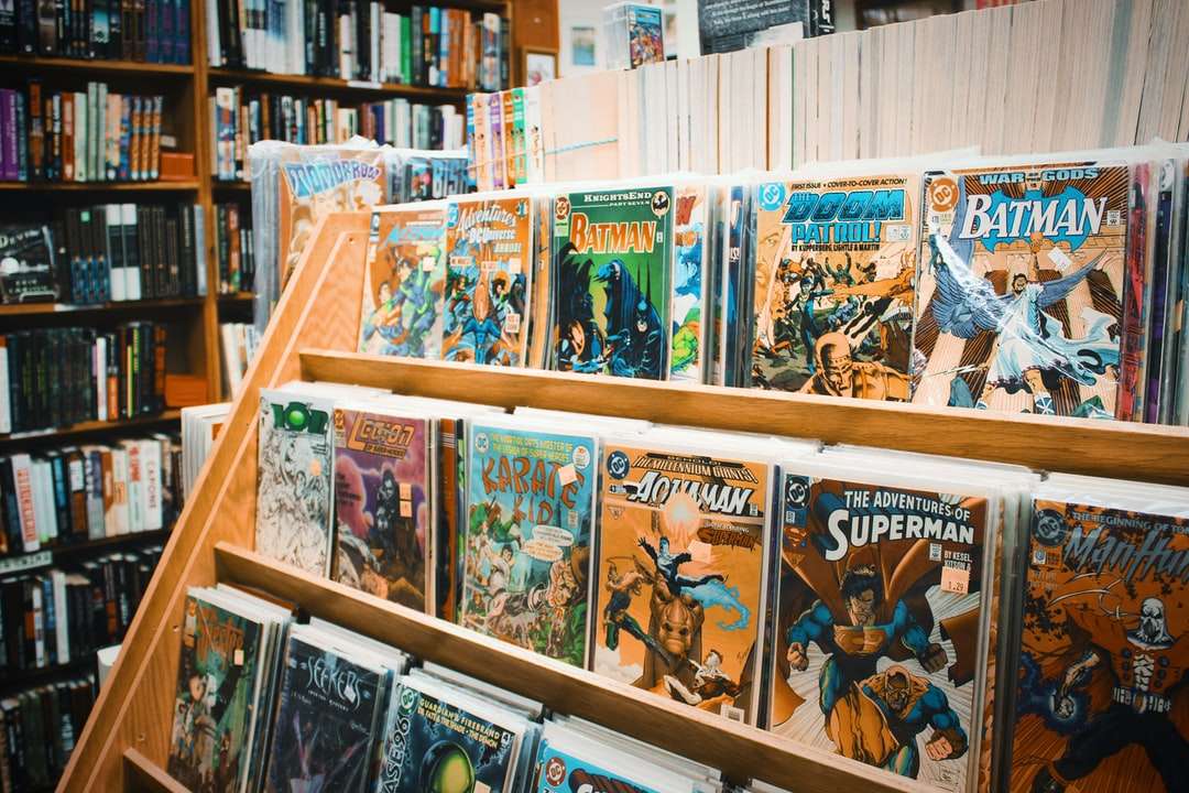 Libro de historietas surtido en estante de madera marrón rompecabezas en línea