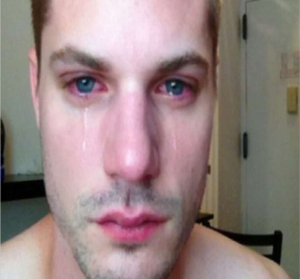 hombre de anuncio llorando rompecabezas en línea