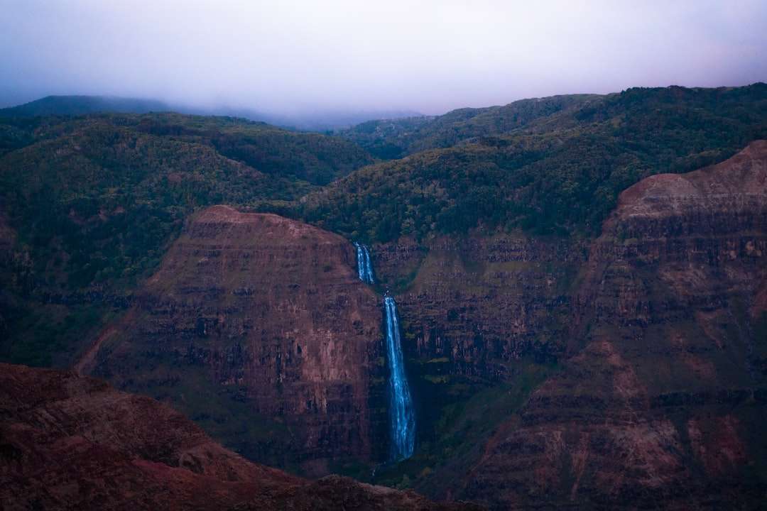 昼間の滝の写真 ジグソーパズルオンライン