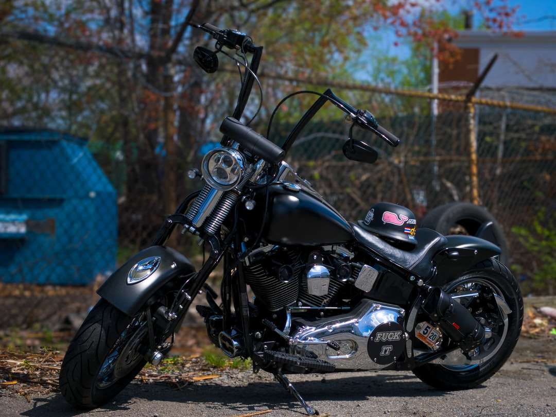 motocicleta cruiser negra y plateada rompecabezas en línea