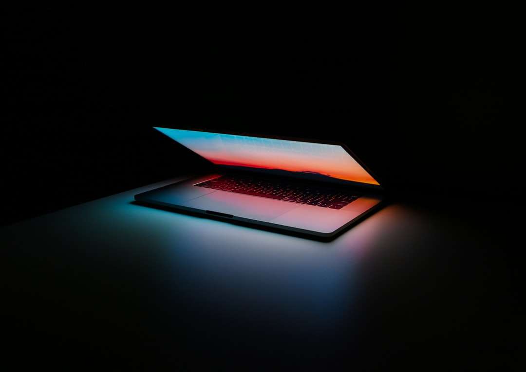 computador laptop cinza e preto na superfície quebra-cabeças online