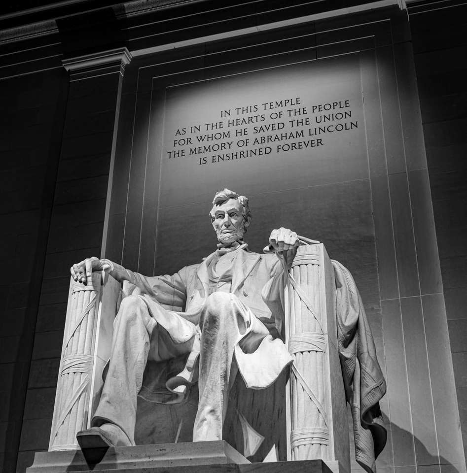 Авраам Линкольн сидит на статуе стула пазл онлайн