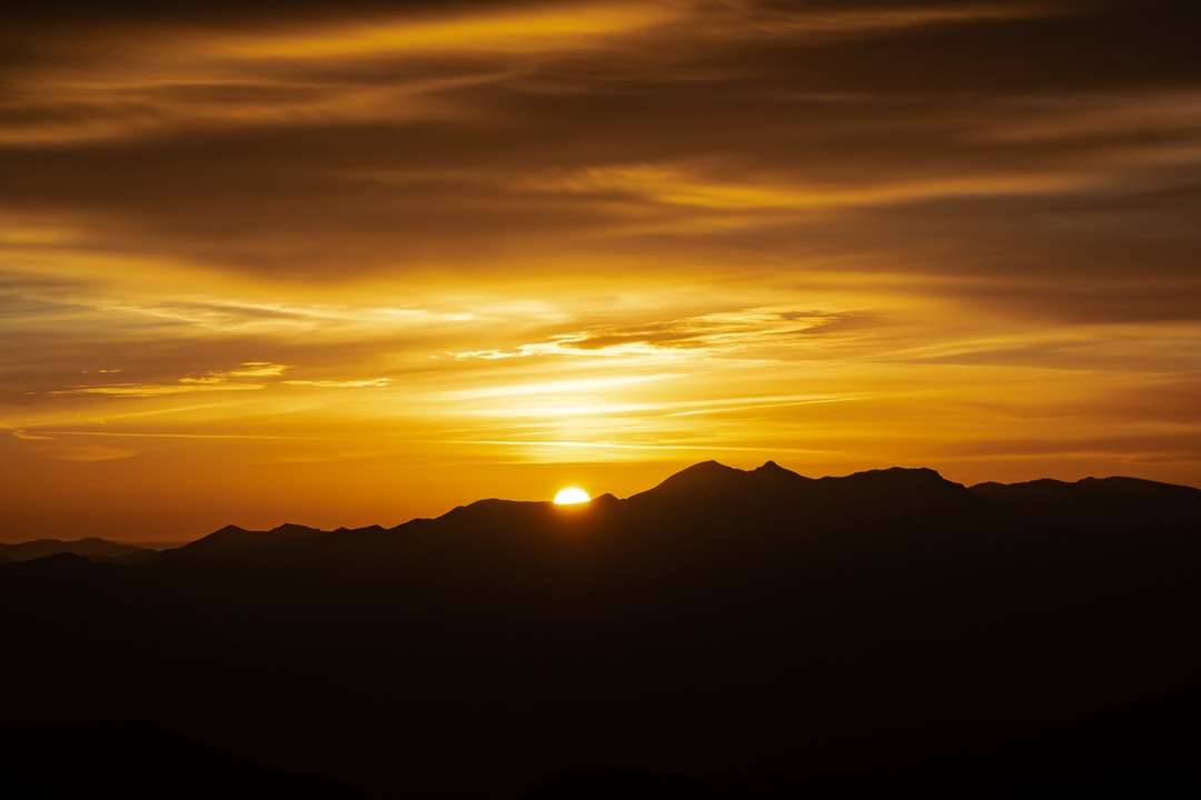 solnedgång bakom bergen Pussel online