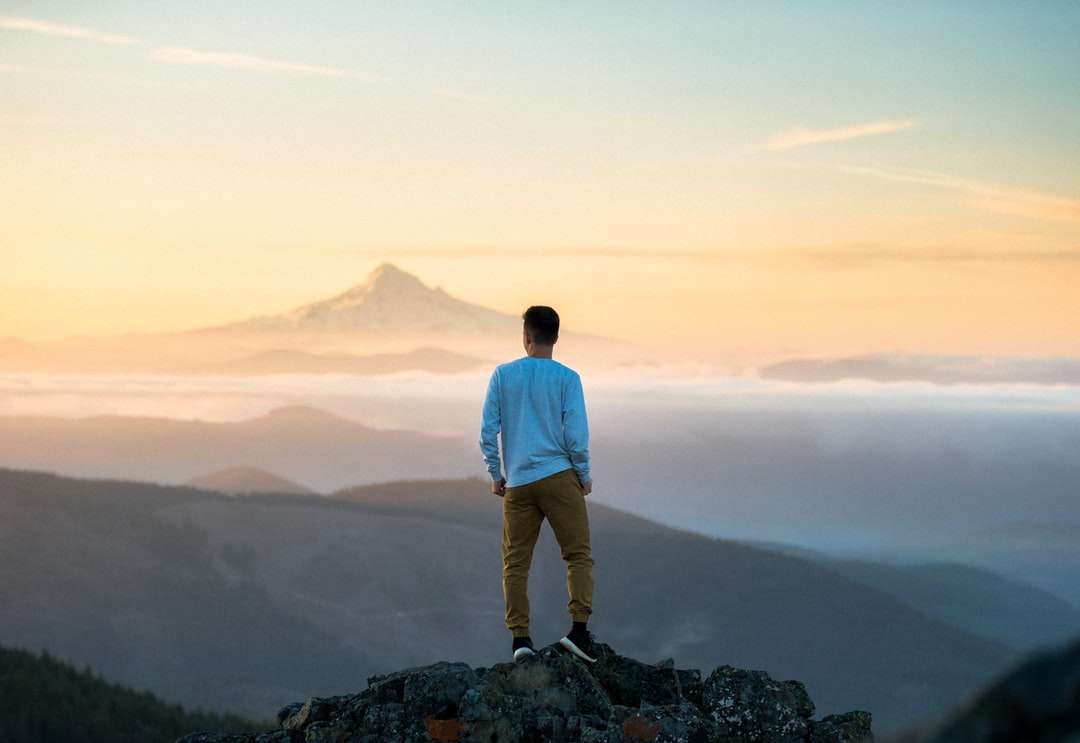 човек, стоящ на върха на планината онлайн пъзел