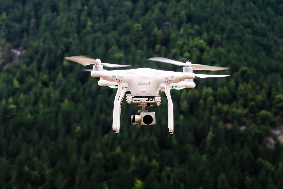 безпилотен самолет, летящ в небето онлайн пъзел