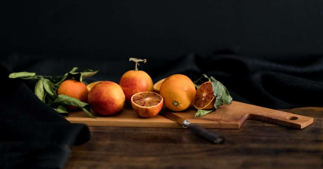 fructe portocalii pe tăiere de lemn maro cu cuțit puzzle online