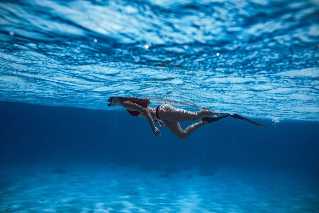 femeie în bikini negru înotând în apă jigsaw puzzle online