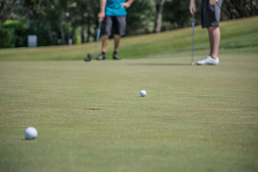 Fotografía de enfoque superficial de pelotas de golf rompecabezas en línea