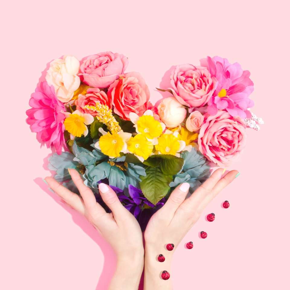 osoba, která drží kytici květin skládačky online