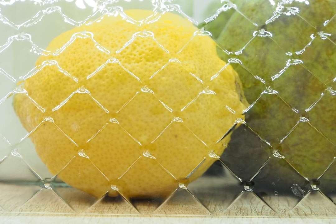 gelbe Zitronenfrucht auf schwarzem Metallrahmen Online-Puzzle