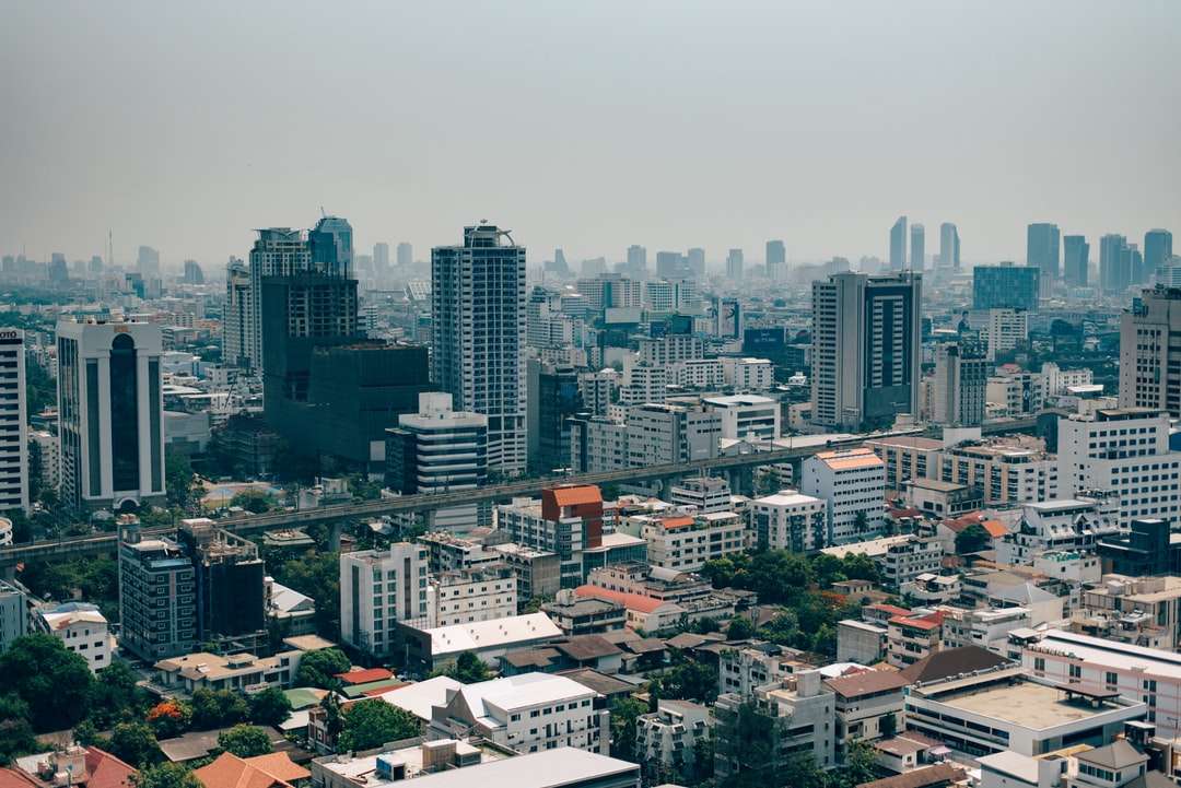luchtfotografie van een stad onder een grijze lucht online puzzel