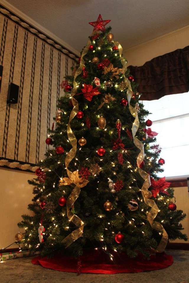 A árvore de natal decorada puzzle online