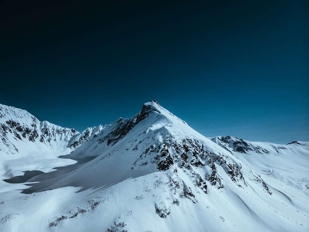 заснеженные горы под голубым небом в дневное время онлайн-пазл