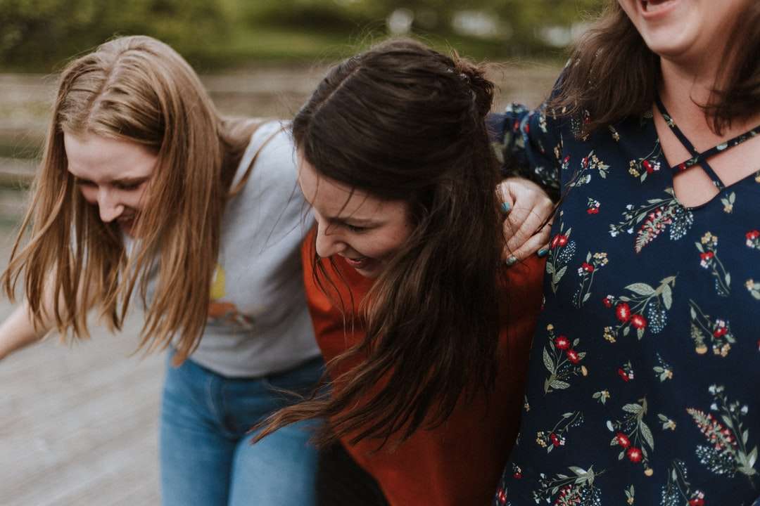 tre donne che si tengono l'un l'altro e sorridente puzzle online