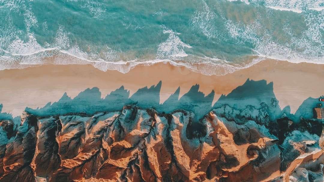 bruine rotsachtige kust overdag online puzzel