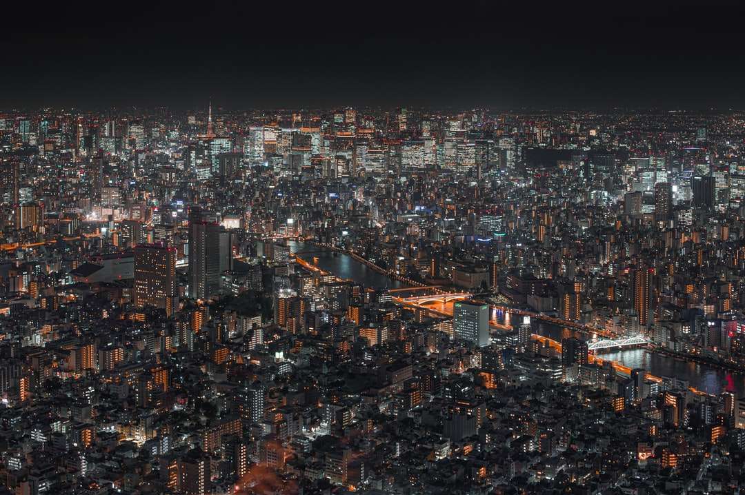 изглед отгоре на осветен градски пейзаж през нощта онлайн пъзел