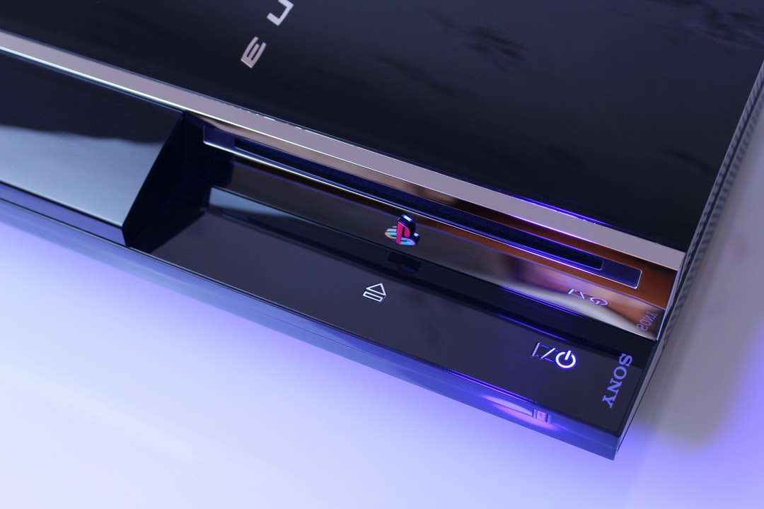 черный Sony PS3 classic поверх белой поверхности онлайн-пазл