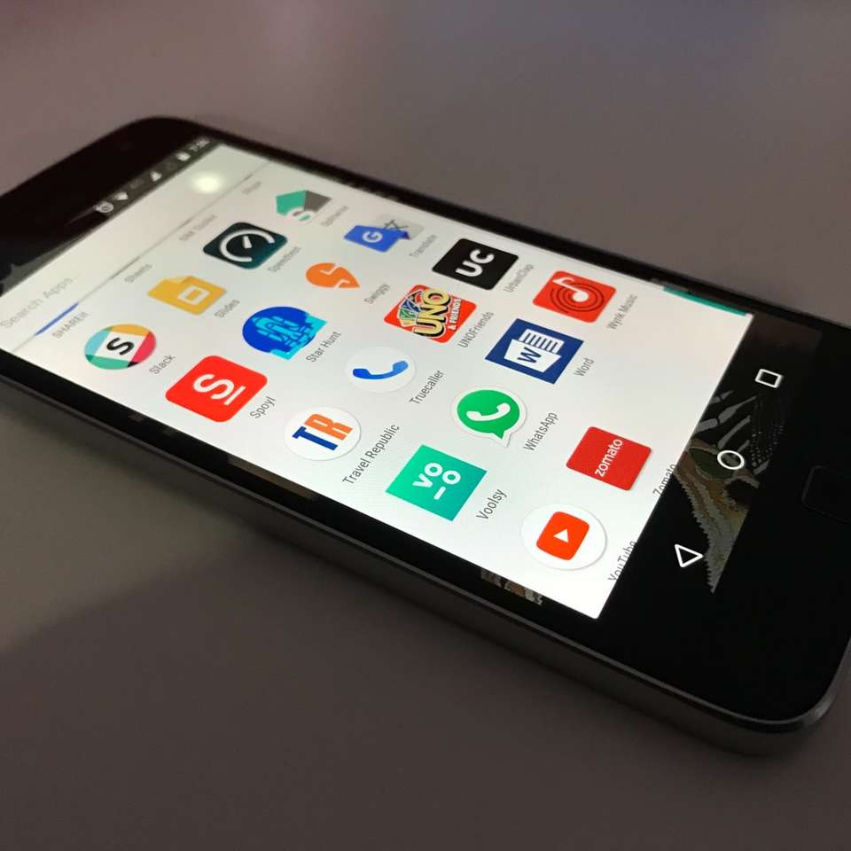 schwarzes Android-Smartphone auf grauer Oberfläche liegend Online-Puzzle