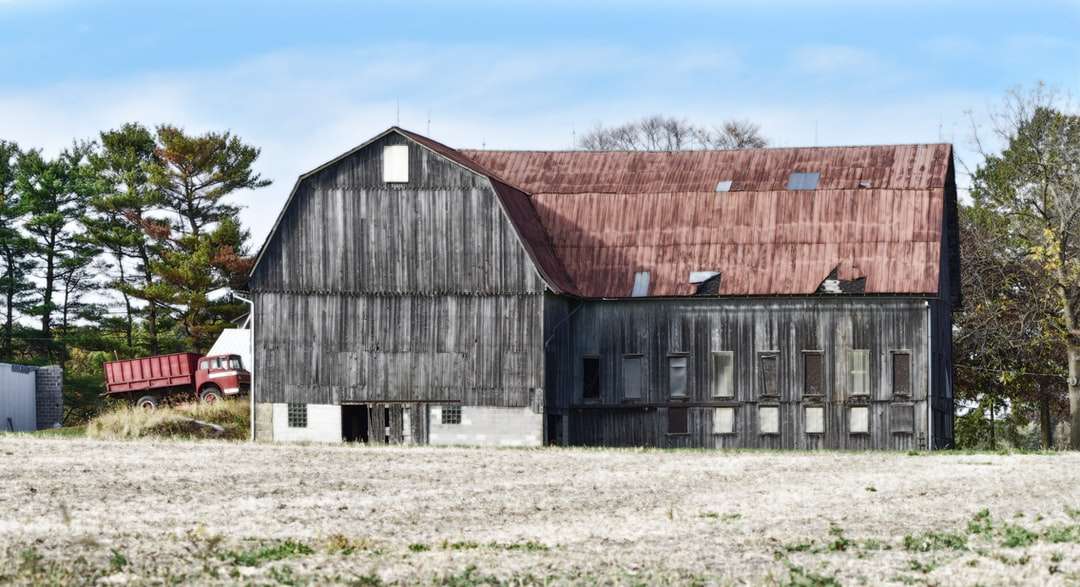 grijs houten gebouw overdag legpuzzel online