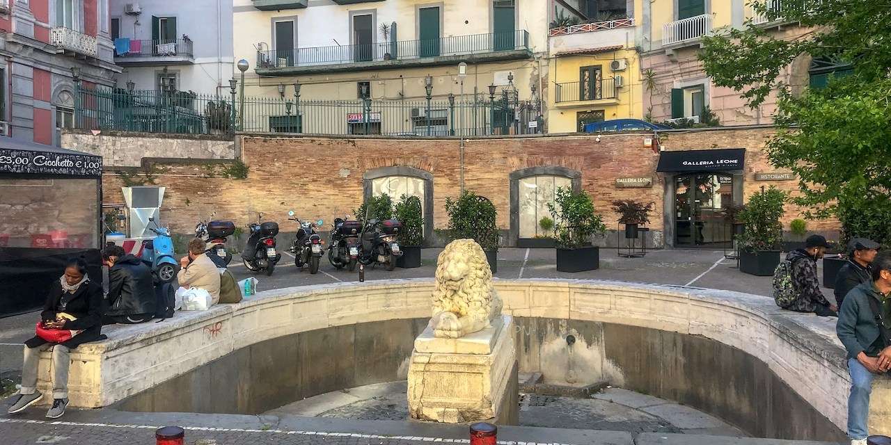 Piazzetta del Leone Neapel Italien Pussel online