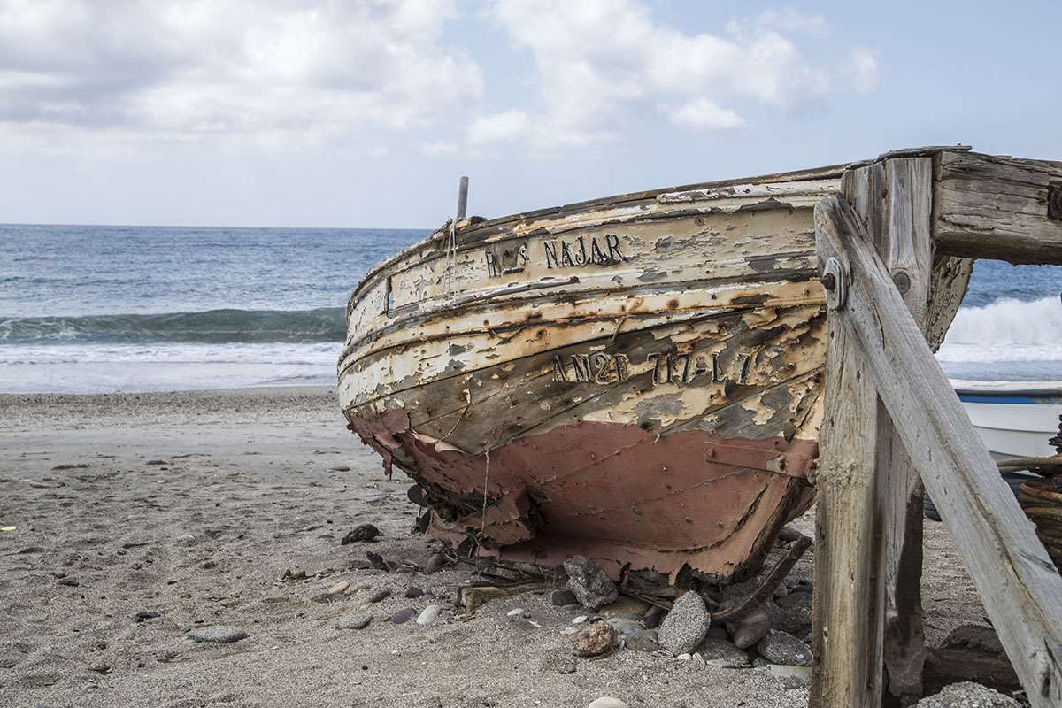 Almeria Barcă veche pe plajă în Spania jigsaw puzzle online