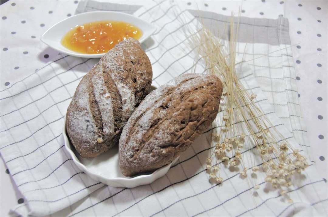 коричневое печенье на белой керамической тарелке пазл онлайн
