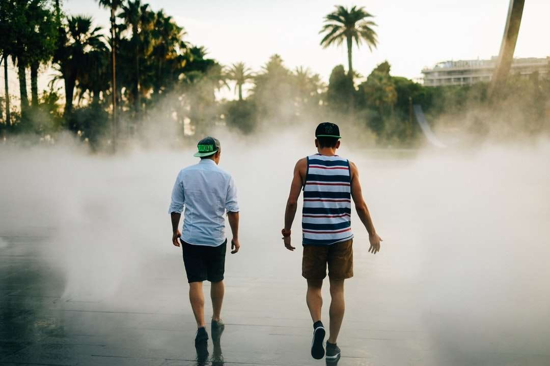 gatufotografering av två män som går framför pussel på nätet