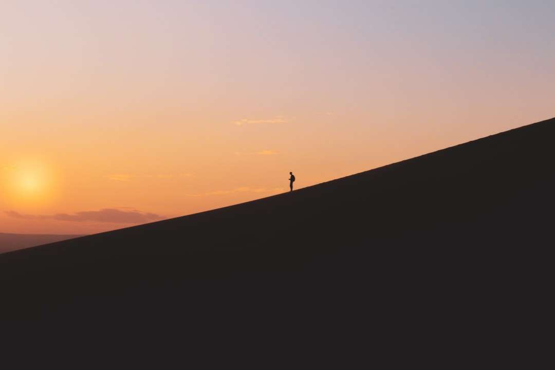 silhouet van de persoon die zich op de top van de heuvel bevindt online puzzel