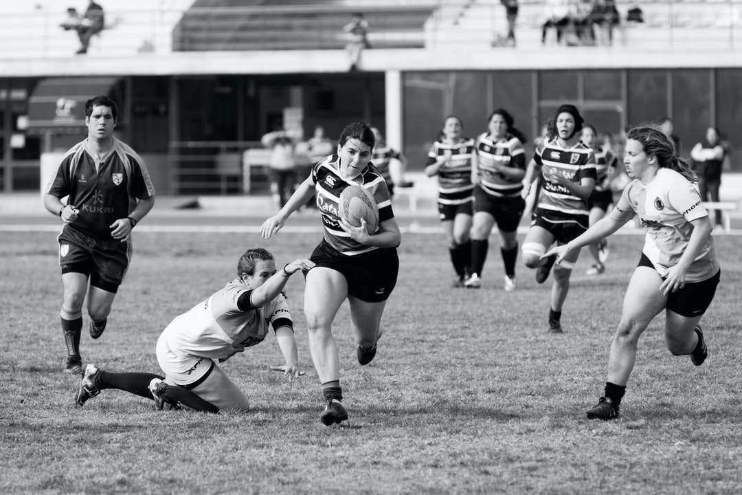 grijswaardenfoto van vrouwen die rugbyvoetbal spelen legpuzzel online