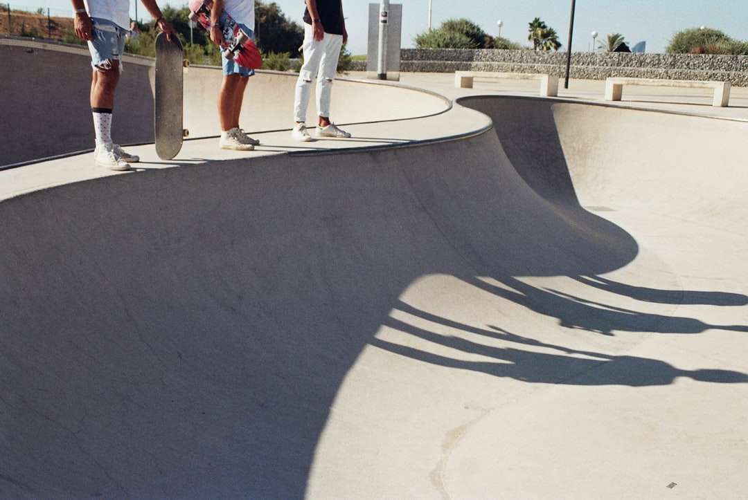 tři bruslaři stojící na betonové rampě skateboardu online puzzle