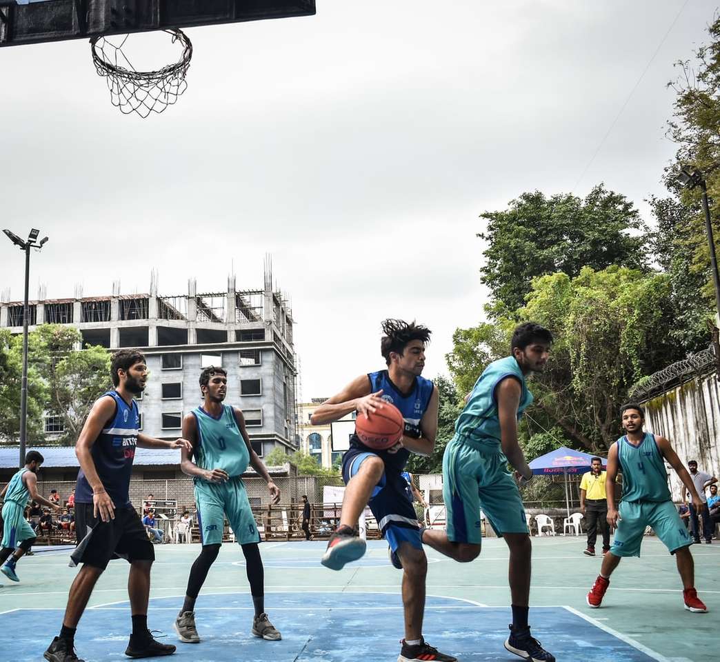 skupina lidí hrajících basketbal během dne skládačky online