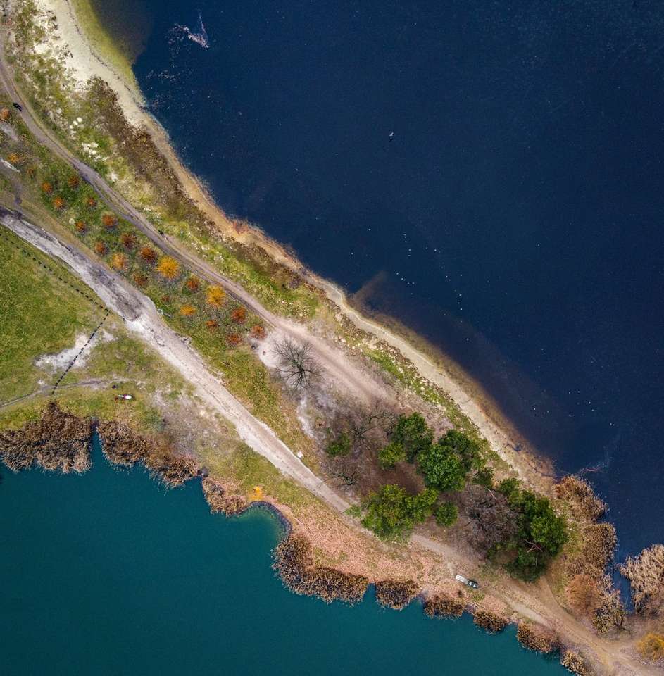 Flygfoto över kusten på dagtid pussel på nätet