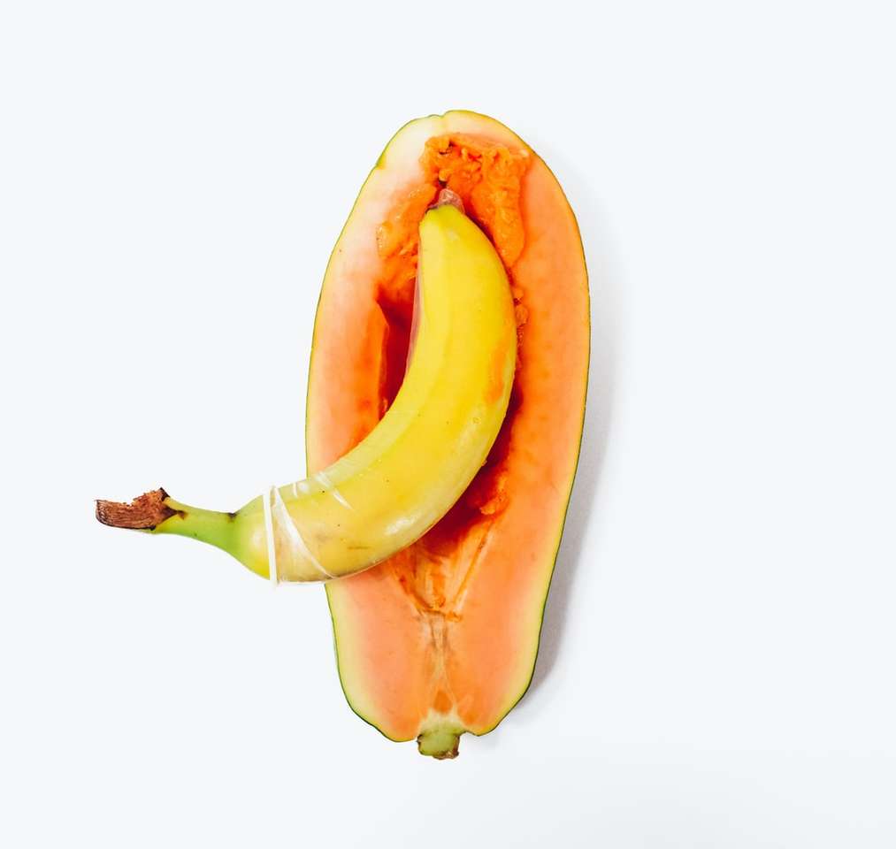 жълт банан на бяла повърхност онлайн пъзел