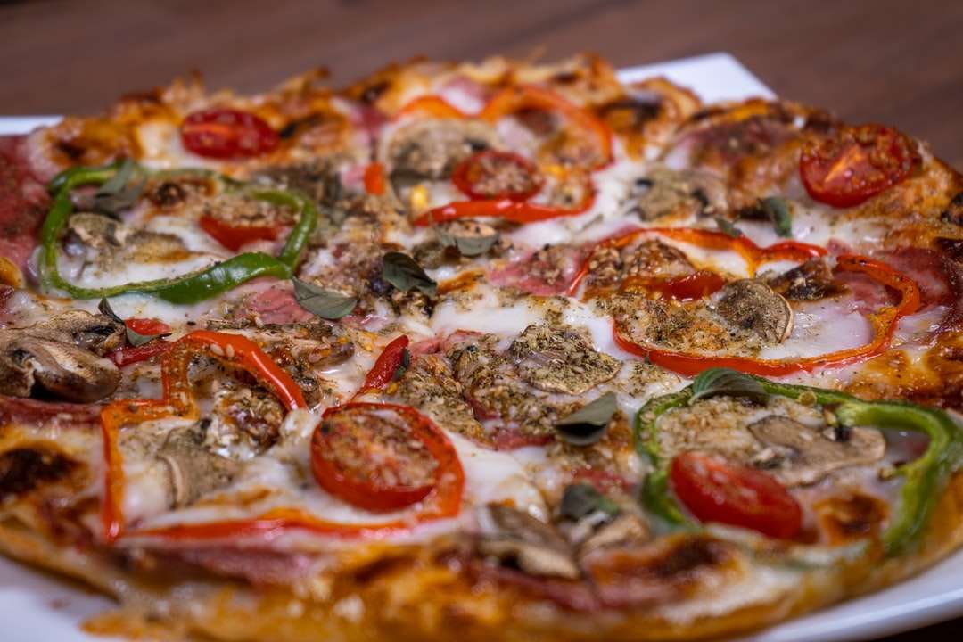 pizza con foglie verdi e salsa rossa puzzle online