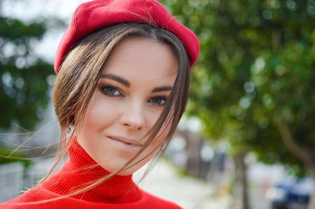 снимка отблизо на жена, облечена в червена шапка онлайн пъзел