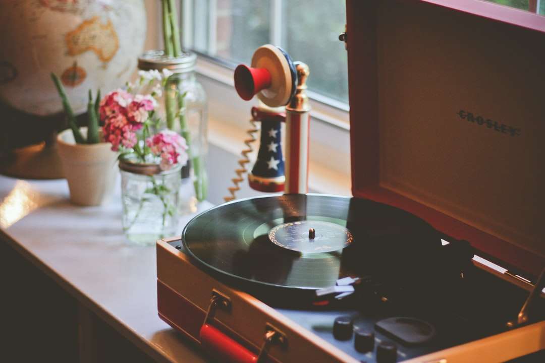 barna Crosley lemezjátszó a gyertyatartó telefon mellett kirakós online