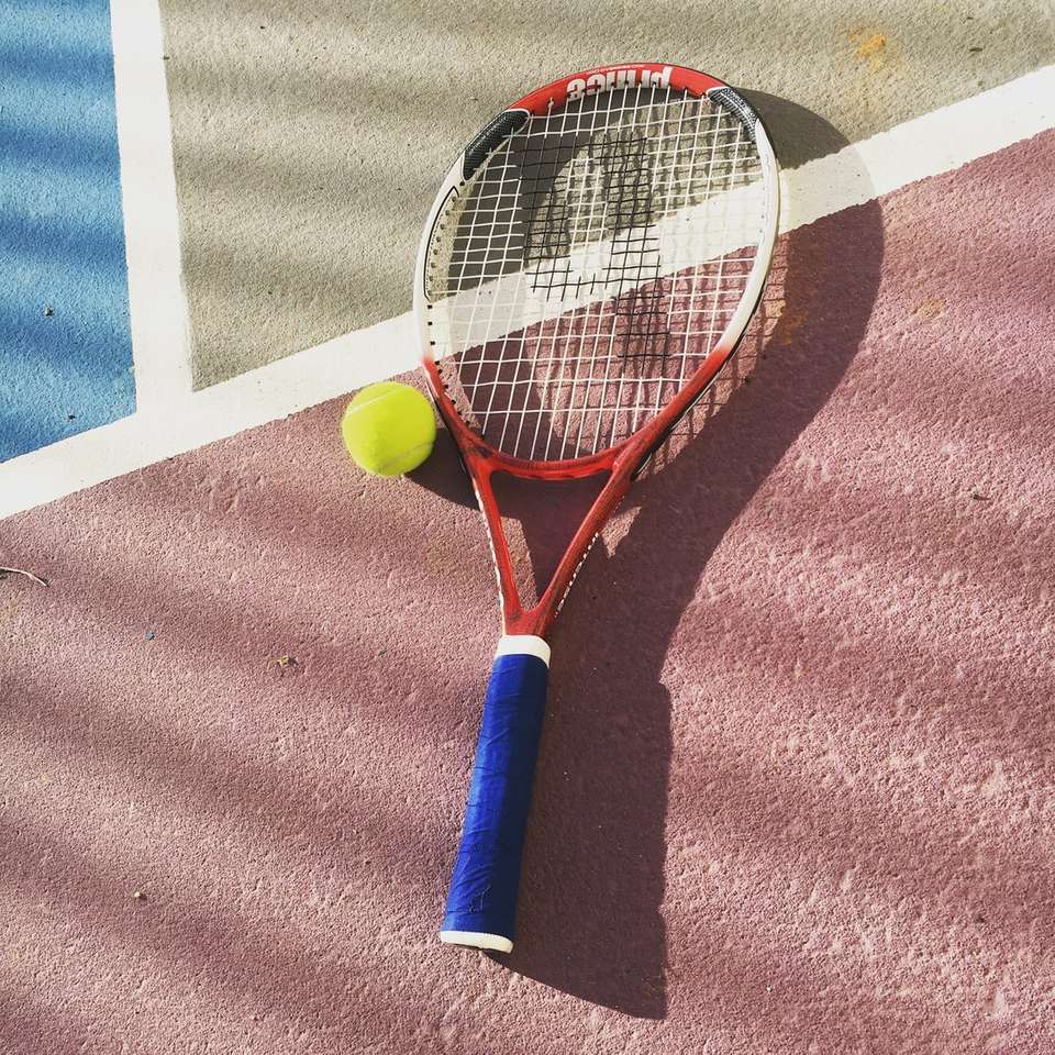 κίτρινη και λευκή ρακέτα τένις παζλ online